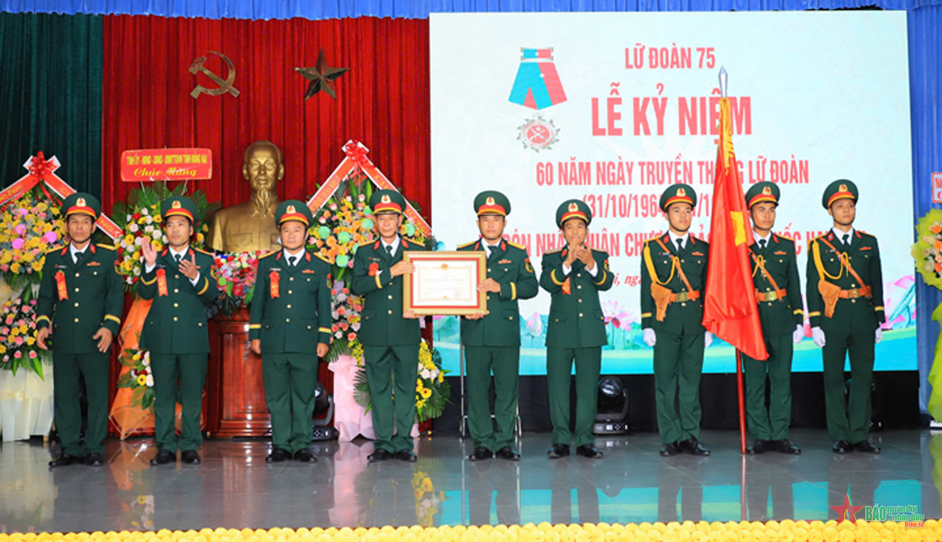 Lữ đoàn Pháo binh 75 (Quân khu 7) đón nhận Huân chương Bảo vệ Tổ quốc hạng Ba