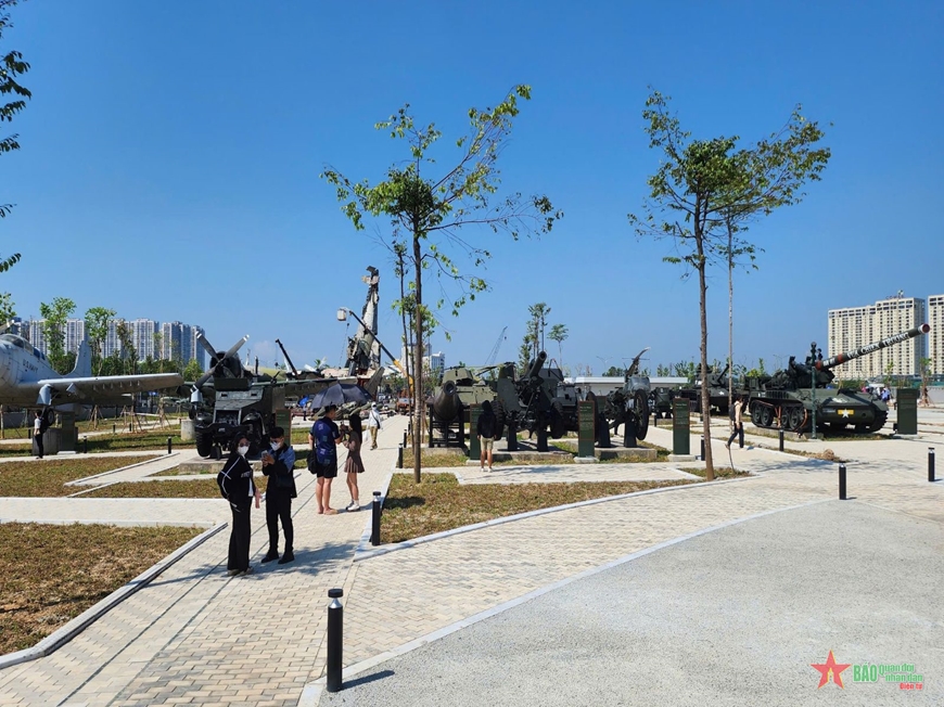 Rất đông khách tham quan Bảo tàng Lịch sử Quân sự Việt Nam trong ngày đầu tiên mở cửa