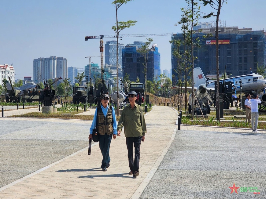 Rất đông khách tham quan Bảo tàng Lịch sử Quân sự Việt Nam trong ngày đầu tiên mở cửa