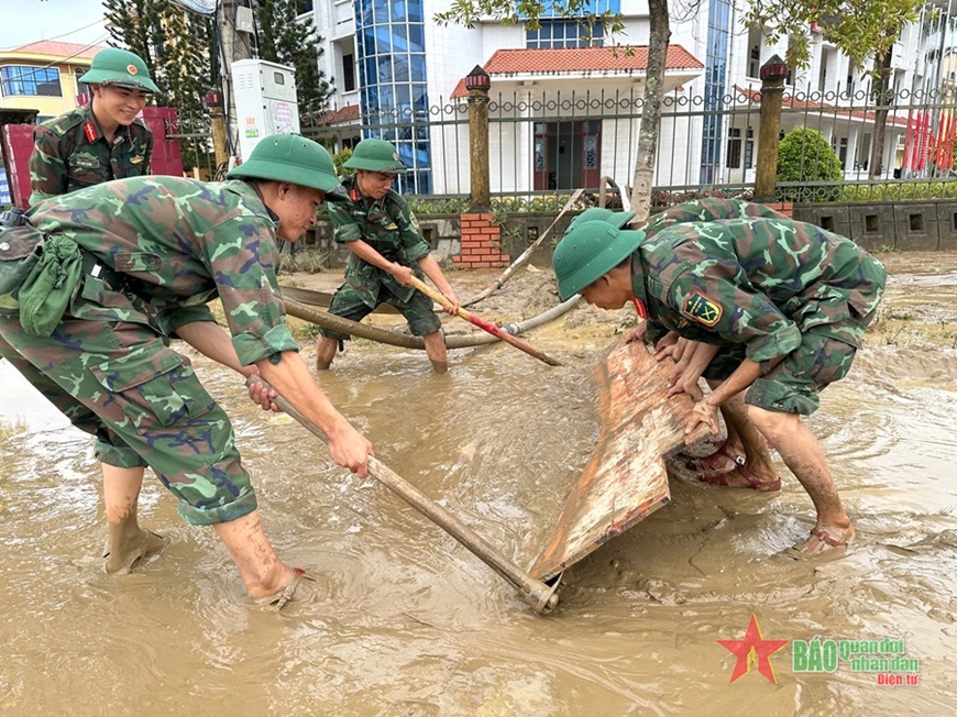 Tấm lòng bộ đội với nhân dân vùng lũ Quảng Bình