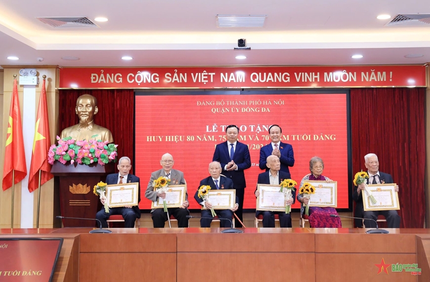 Hà Nội: Chủ tịch HĐND thành phố Nguyễn Ngọc Tuấn trao Huy hiệu đảng tại quận Đống Đa