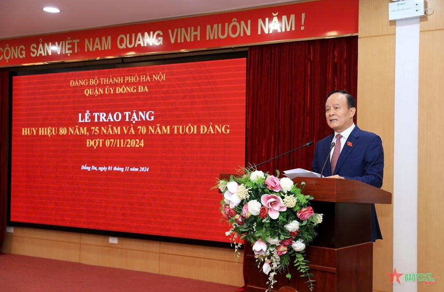 Hà Nội: Chủ tịch HĐND thành phố Nguyễn Ngọc Tuấn trao Huy hiệu đảng tại quận Đống Đa