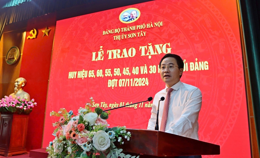Sơn Tây: Trao tặng, truy tặng Huy hiệu Đảng cho 149 đảng viên