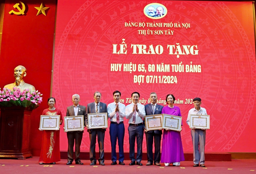 Sơn Tây: Trao tặng, truy tặng Huy hiệu Đảng cho 149 đảng viên