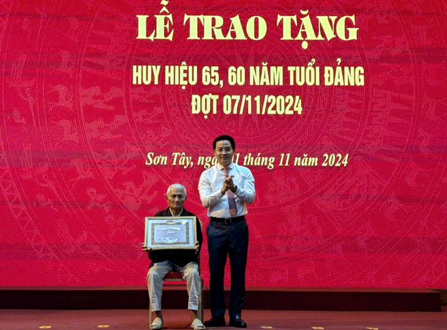 Sơn Tây: Trao tặng, truy tặng Huy hiệu Đảng cho 149 đảng viên