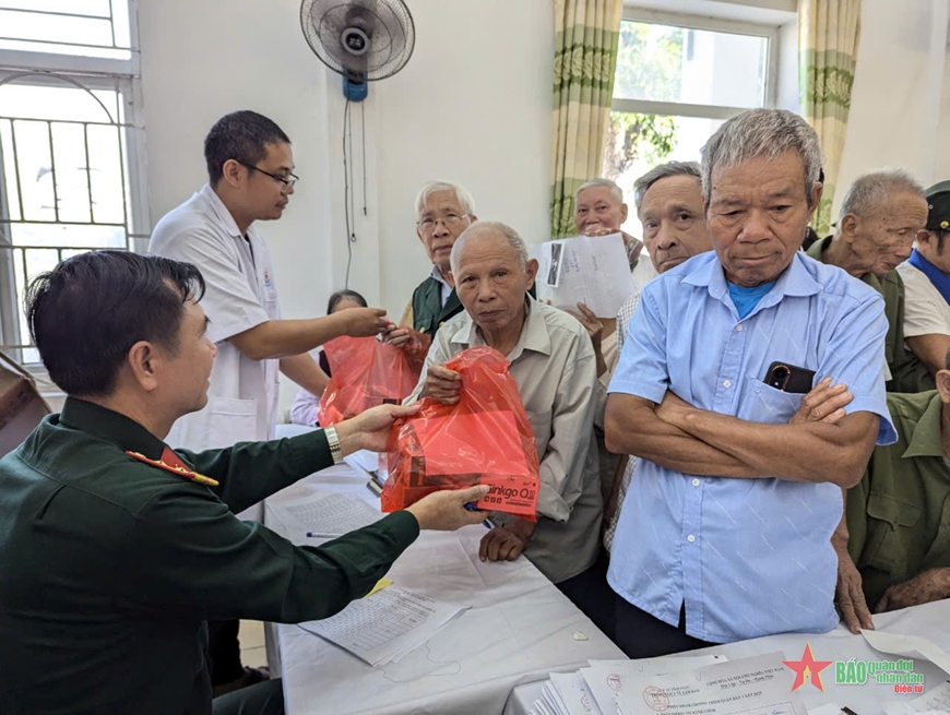 Tam Đảo: 240 người dân được khám bệnh, tư vấn sức khỏe, cấp thuốc miễn phí