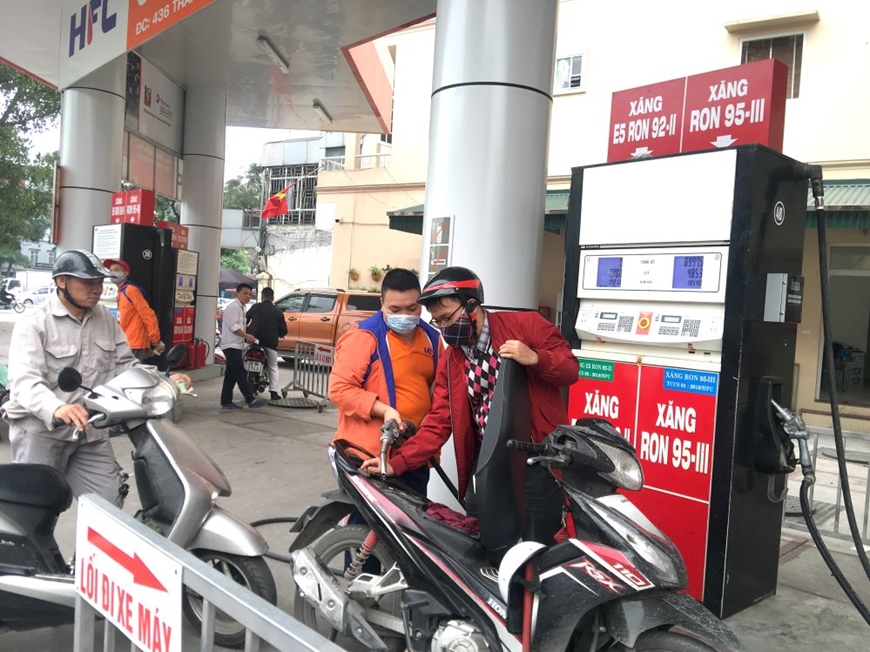 Người dân đổ xăng tại cửa hàng xăng dầu ở Hà Nội. Ảnh: VŨ DUNG