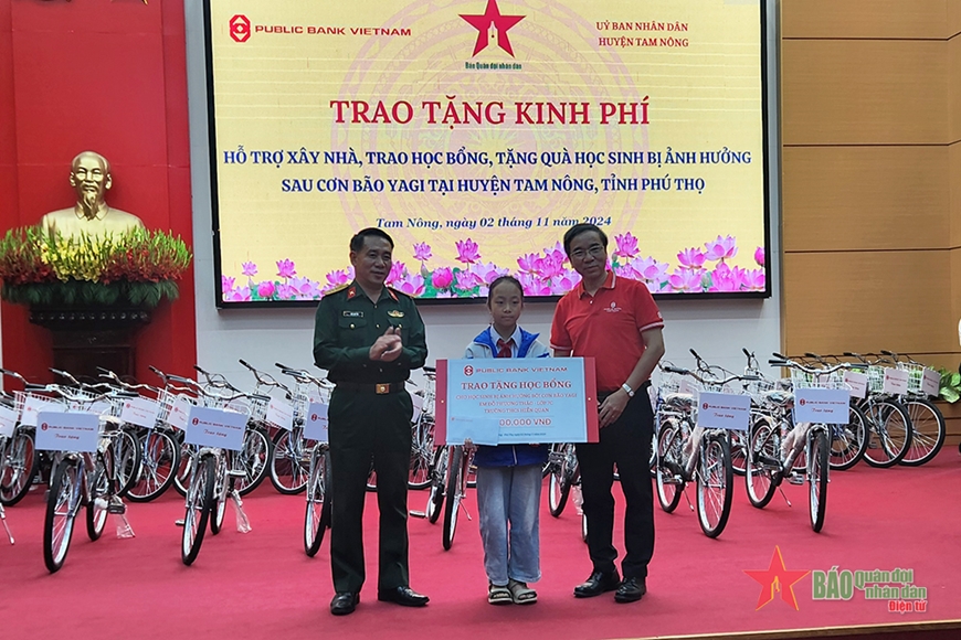 Trao nhiều phần quà thiết thực, ý nghĩa tại huyện Tam Nông (Phú Thọ)