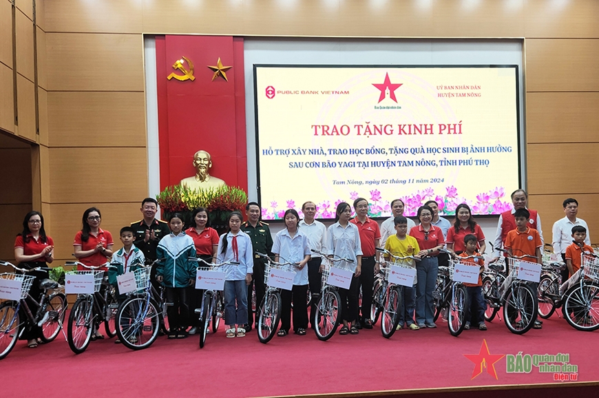 Trao nhiều phần quà thiết thực, ý nghĩa tại huyện Tam Nông (Phú Thọ)