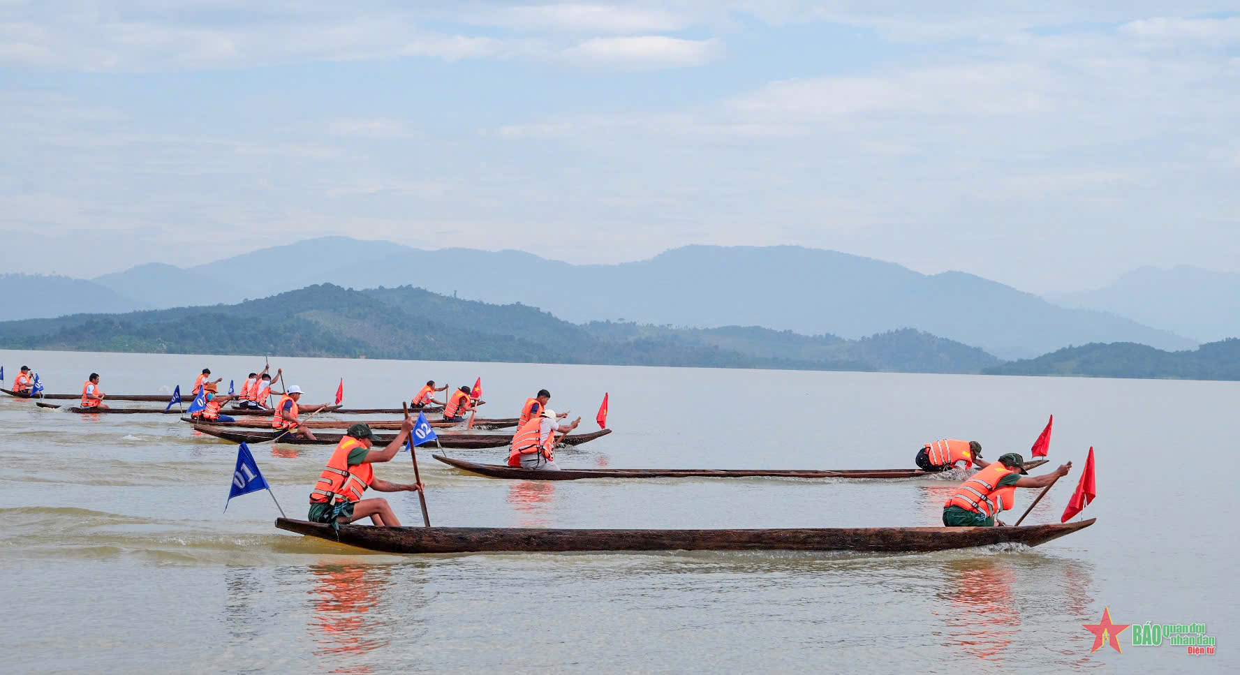 Hội đua thuyền độc mộc trên sông Pô Cô tranh cúp A Sanh