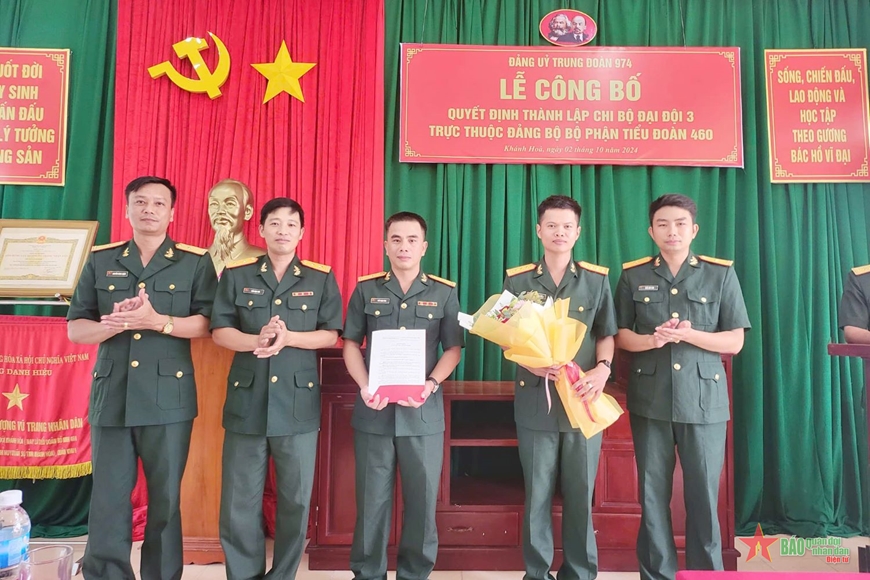 Đảng ủy Trung đoàn 974 công bố quyết định thành lập chi bộ trực thuộc Đảng bộ bộ phận Tiểu đoàn 460. Ảnh: DUY ANH