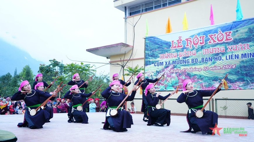 Những điệu hát Then, múa xòe của người dân tộc Tày luôn được biểu diễn trong Lễ hội đầu năm mới hằng năm.