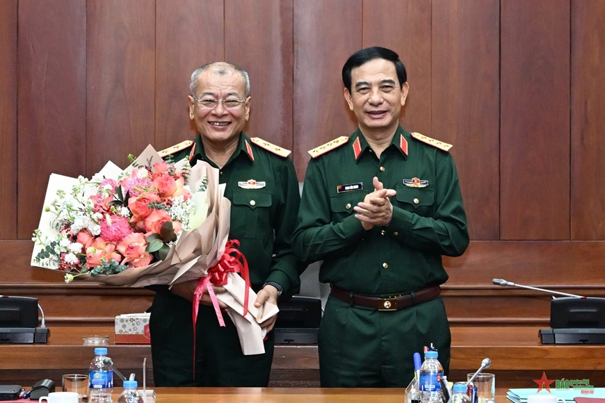Đại tướng Phan Văn Giang tặng hoa chúc mừng Trung tướng Phạm Ngọc Hùng. 