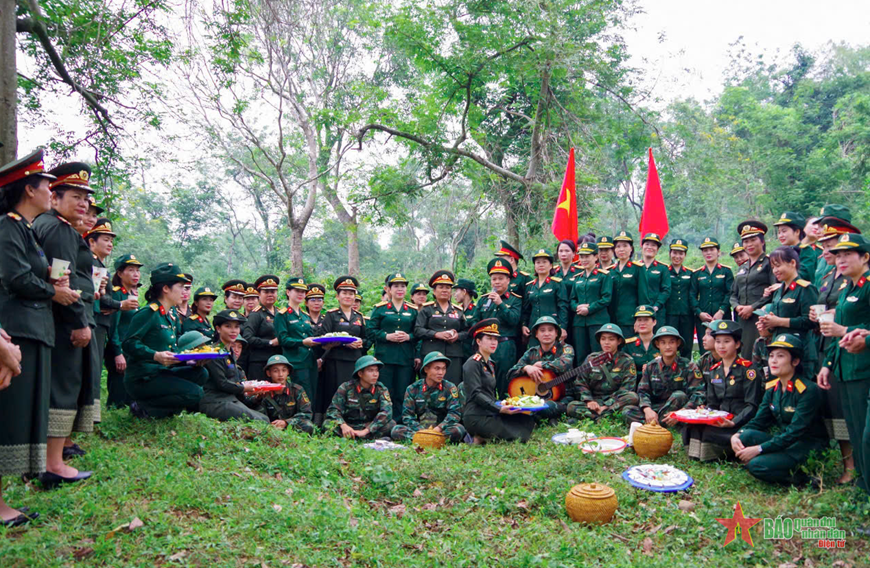 Đoàn cán bộ phụ nữ Quân đội nhân dân Lào tham quan, giao lưu tại Lữ đoàn Xe tăng 201