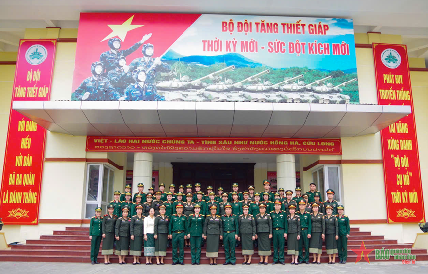 Đoàn cán bộ phụ nữ Quân đội nhân dân Lào tham quan, giao lưu tại Lữ đoàn Xe tăng 201