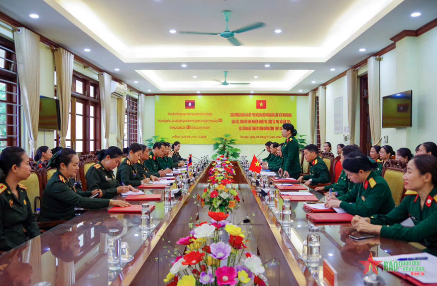 Đoàn cán bộ phụ nữ Quân đội nhân dân Lào tham quan, giao lưu tại Lữ đoàn Xe tăng 201