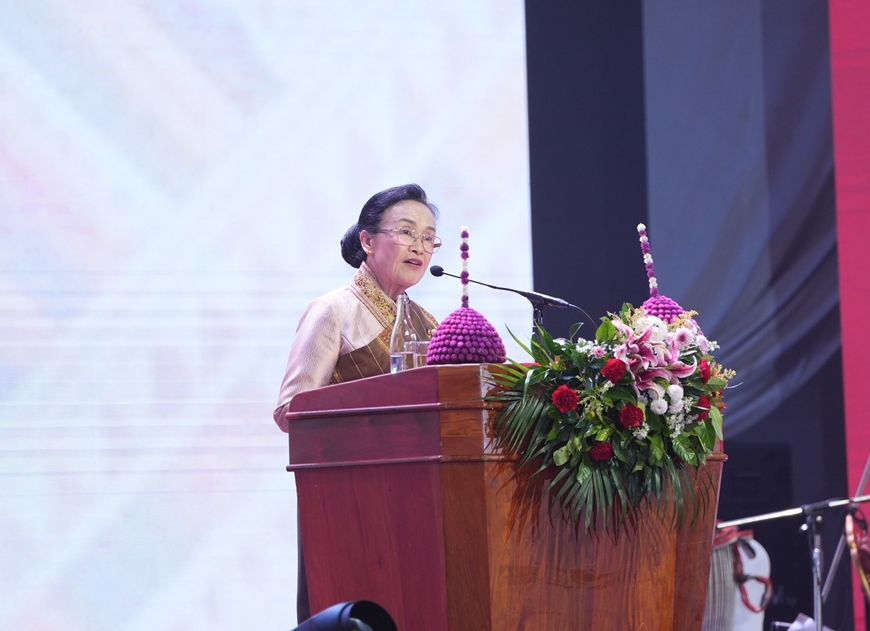 Bà Naly Sisoulith, phu nhân Tổng Bí thư, Chủ tịch nước Lào Thongloun Sisoulith, Chủ tịch cố vấn danh dự Hiệp hội Thủ công mỹ nghệ Lào phát biểu tại hội thảo.