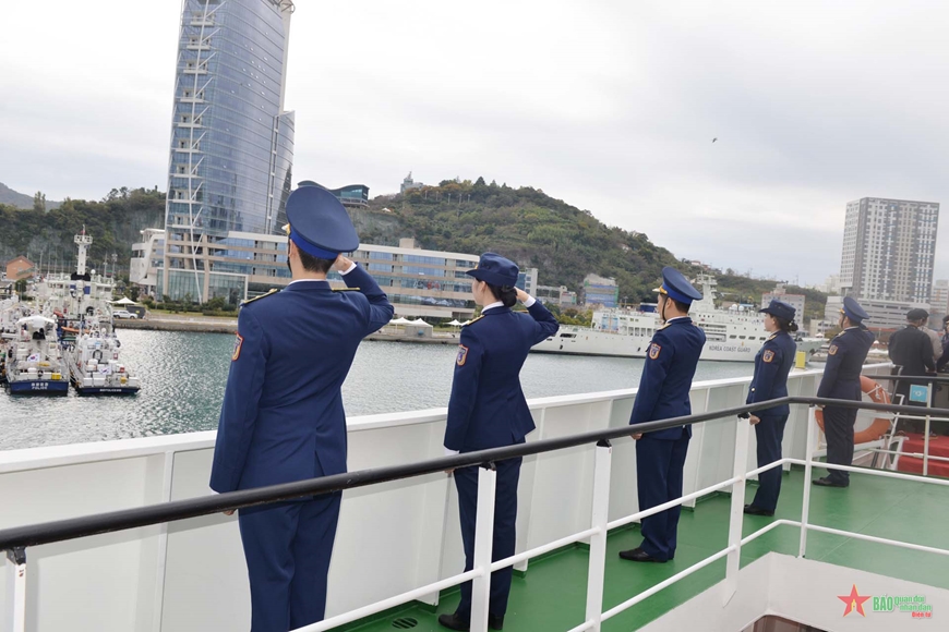 Tàu Cảnh sát biển 8004 cập cảng Yeosu, bắt đầu chuyến thăm và giao lưu tại Hàn Quốc