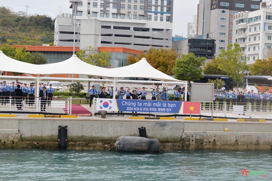 Tàu Cảnh sát biển 8004 cập cảng Yeosu, bắt đầu chuyến thăm và giao lưu tại Hàn Quốc