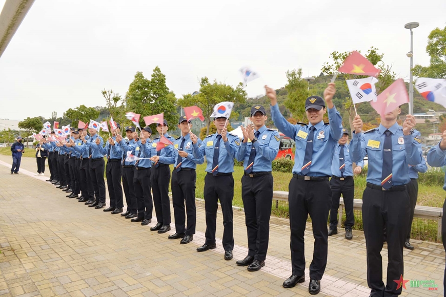 Tàu Cảnh sát biển 8004 cập cảng Yeosu, bắt đầu chuyến thăm và giao lưu tại Hàn Quốc