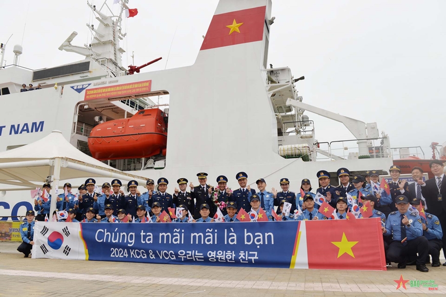 Tàu Cảnh sát biển 8004 cập cảng Yeosu, bắt đầu chuyến thăm và giao lưu tại Hàn Quốc