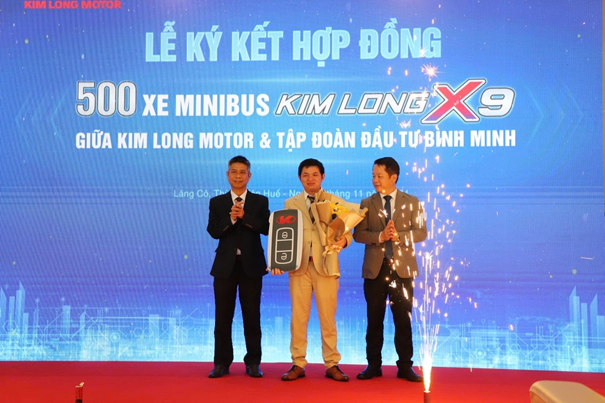 Đơn vị sản xuất bàn giao xe minibus thương hiệu Việt Nam cho đối tác.
