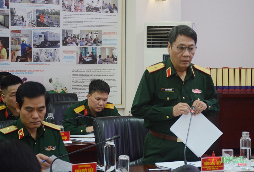 Thiếu tướng Đặng Hồng Triển, Tổng giám đốc Trung tâm Nhiệt đới Việt-Nga trình bày báo cáo tại phiên họp.