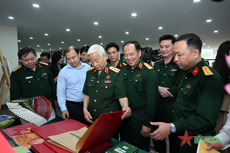 Công tác Đảng, công tác chính trị luôn đi trước mở đường trong tư tưởng, dẫn dắt tư tưởng