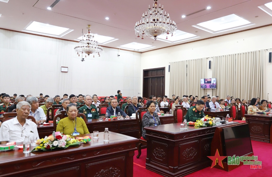 Bộ Quốc phòng tặng quà đại biểu người có công thành phố Cần Thơ