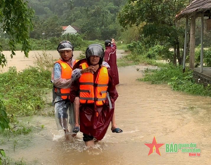 Thừa Thiên Huế: Di dời hàng chục hộ dân tránh nguy cơ sạt lở núi
