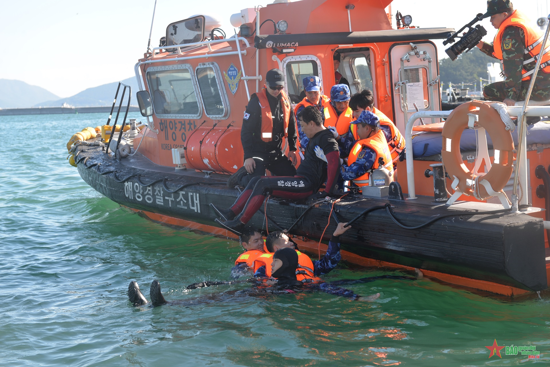 Cảnh sát biển Việt Nam và Lực lượng Bảo vệ bờ biển Hàn Quốc luyện tập tìm kiếm cứu nạn