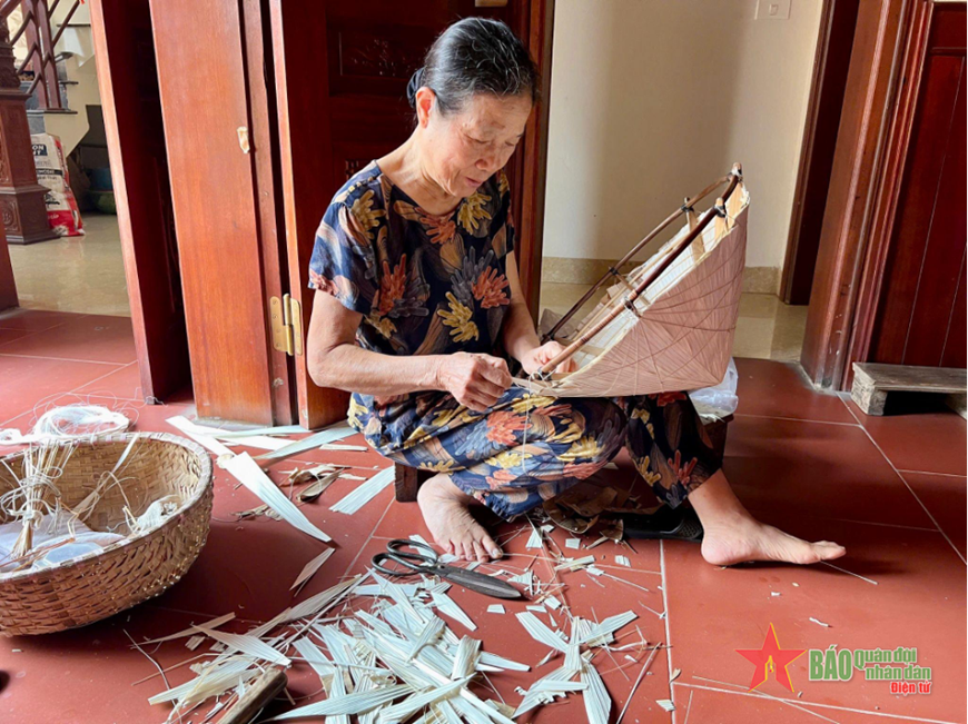 Bà Phạm Thị Khuyến tự làm nón tại ngôi nhà của mình.