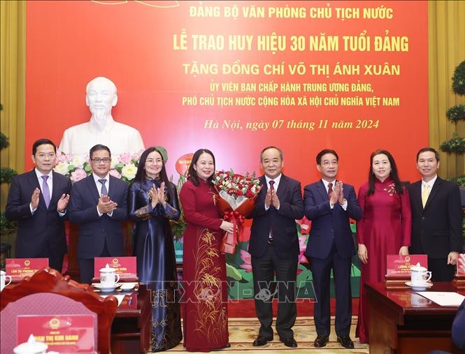 Chủ tịch nước Lương Cường dự lễ trao huy hiệu 30 năm tuổi Đảng cho Phó chủ tịch nước Võ Thị Ánh Xuân