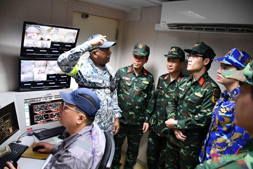 Sĩ quan trẻ vun đắp tình hữu nghị Việt Nam - Singapore