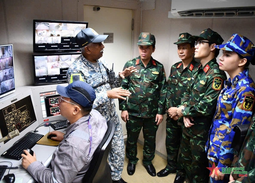 Sĩ quan trẻ vun đắp tình hữu nghị Việt Nam - Singapore