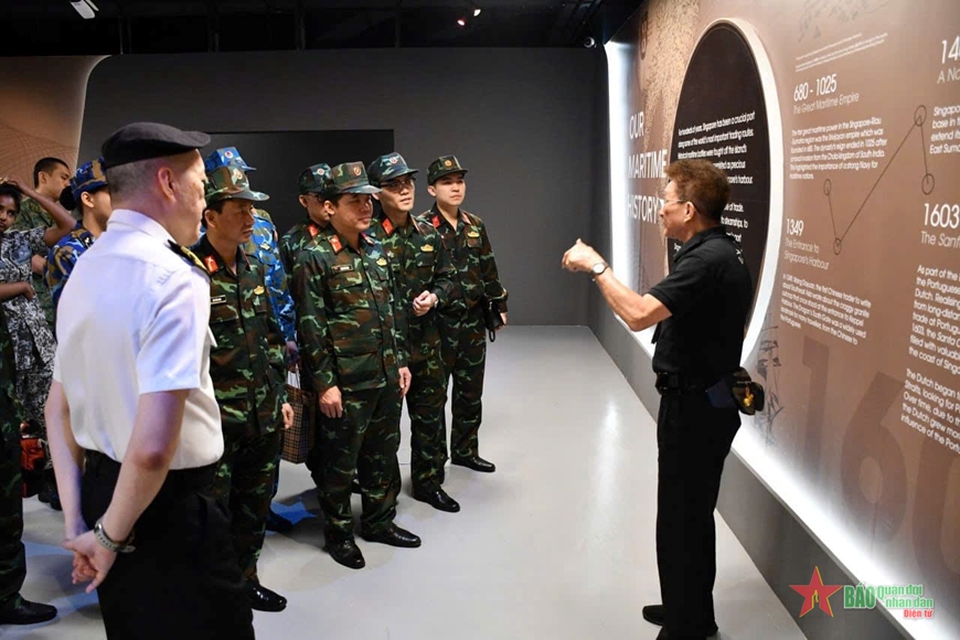 Sĩ quan trẻ vun đắp tình hữu nghị Việt Nam - Singapore