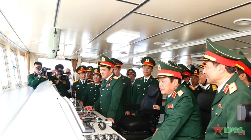 Thượng tướng Vũ Hải Sản dự Lễ thượng cờ Tàu vận tải đổ bộ 550 tấn