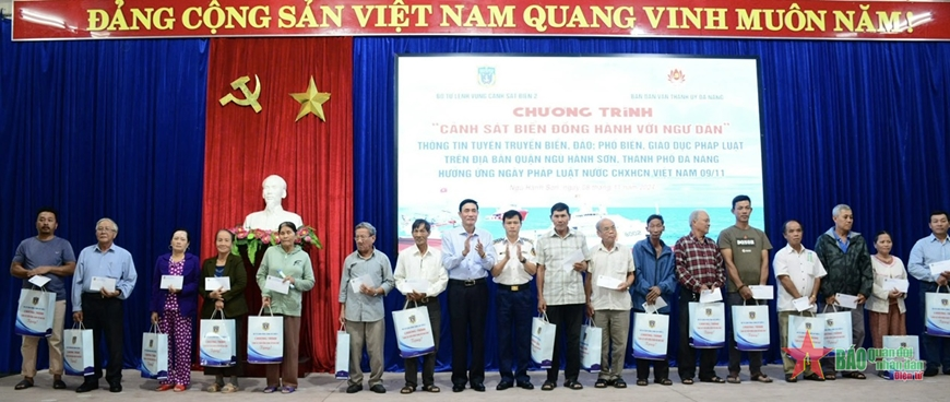 Vùng Cảnh sát biển 2 đồng hành với ngư dân tại Đà Nẵng