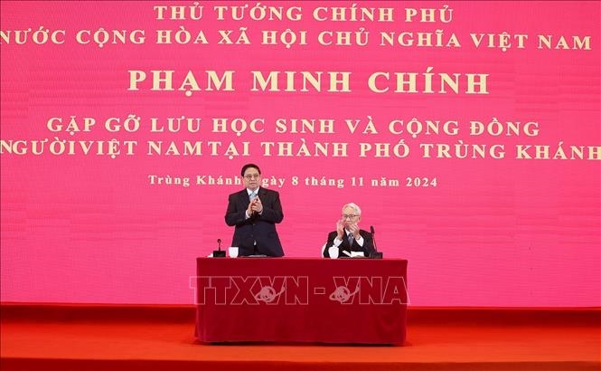 Thủ tướng Phạm Minh Chính gặp gỡ lưu học sinh và cộng đồng người Việt Nam tại Trùng Khánh, Trung Quốc