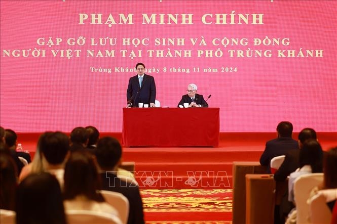 Thủ tướng Phạm Minh Chính gặp gỡ lưu học sinh và cộng đồng người Việt Nam tại Trùng Khánh, Trung Quốc