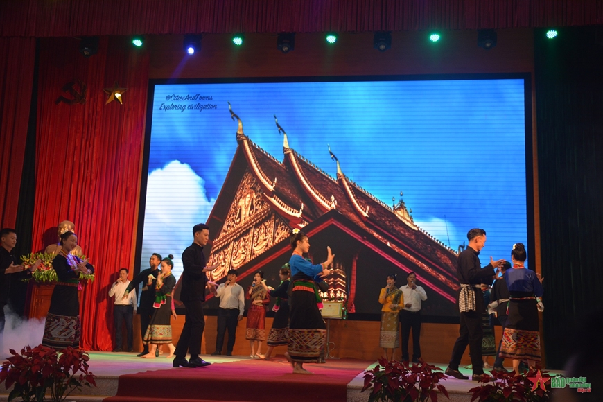 Đặc sắc Nghệ thuật trang trí trên trang phục người Lào ở Điện Biên