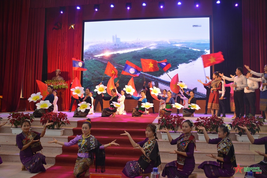 Đặc sắc Nghệ thuật trang trí trên trang phục người Lào ở Điện Biên