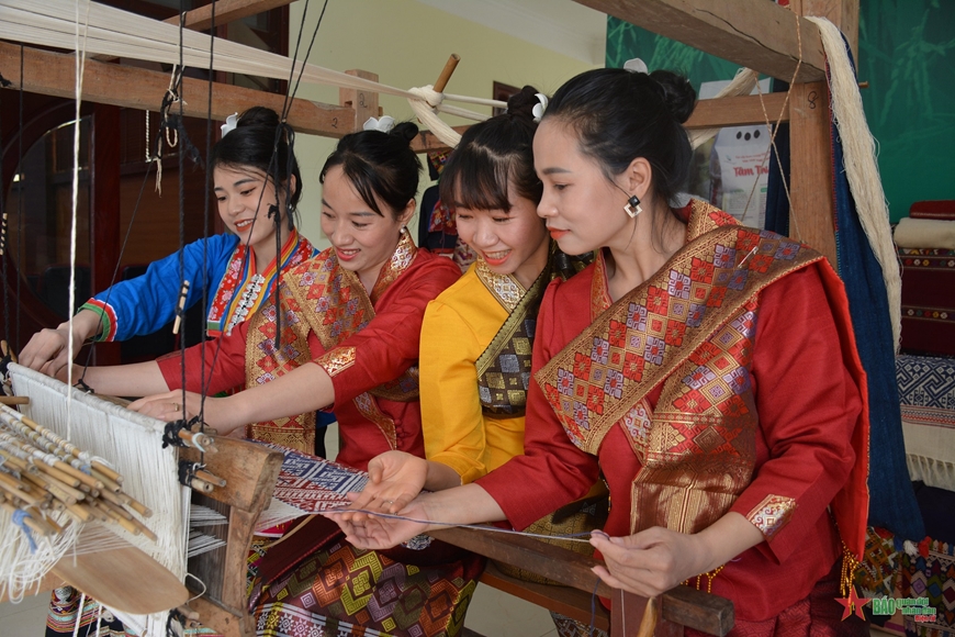 Đặc sắc Nghệ thuật trang trí trên trang phục người Lào ở Điện Biên
