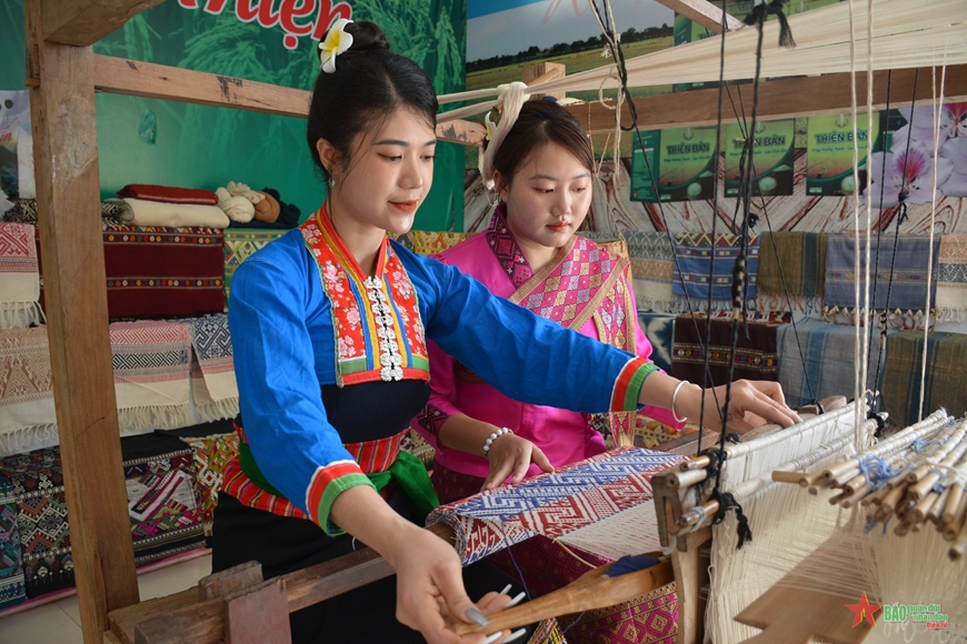 Đặc sắc Nghệ thuật trang trí trên trang phục người Lào ở Điện Biên