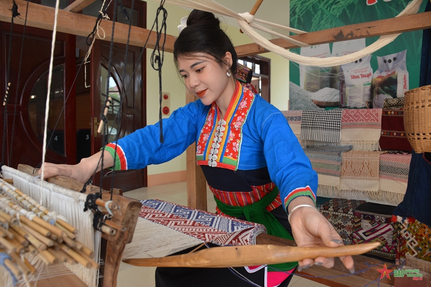 Đặc sắc Nghệ thuật trang trí trên trang phục người Lào ở Điện Biên