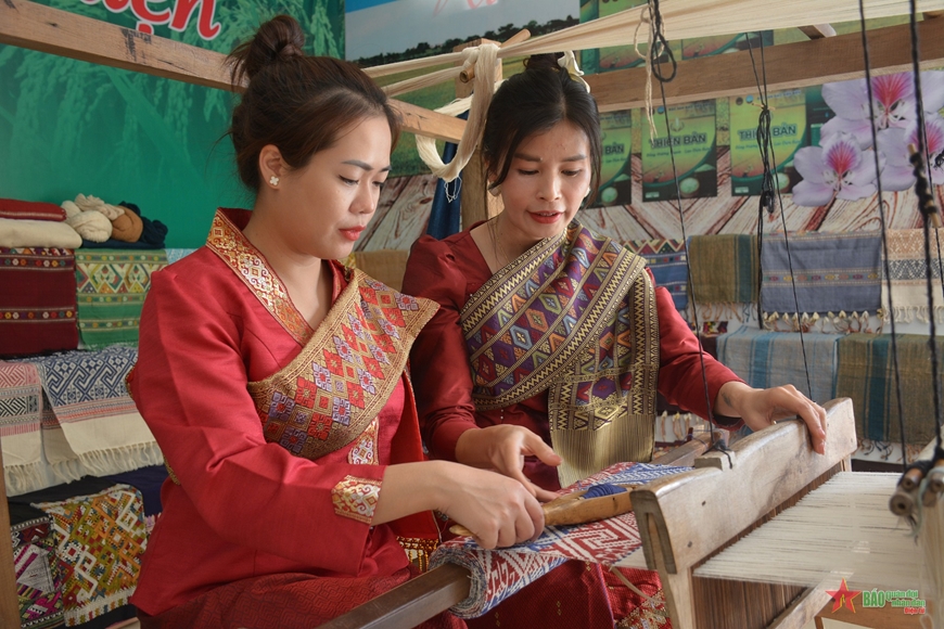 Đặc sắc Nghệ thuật trang trí trên trang phục người Lào ở Điện Biên