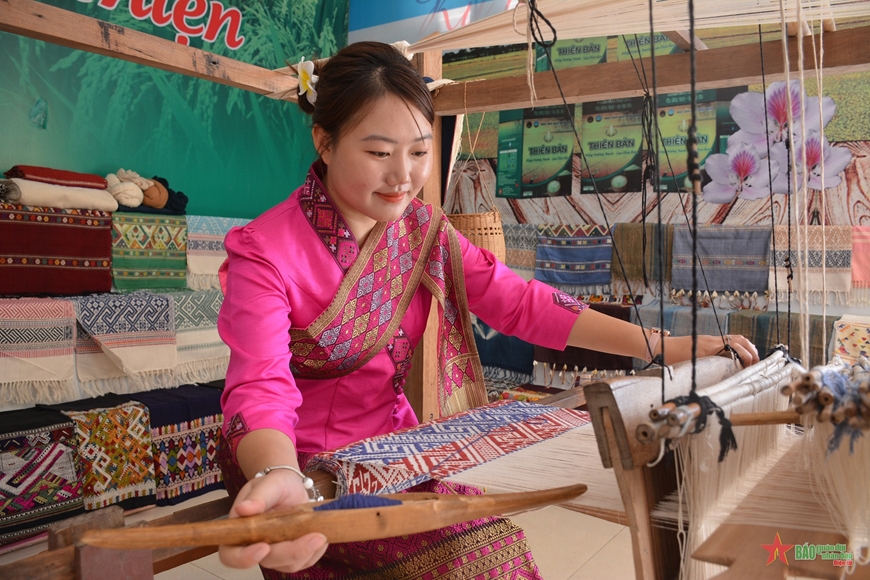 Đặc sắc Nghệ thuật trang trí trên trang phục người Lào ở Điện Biên