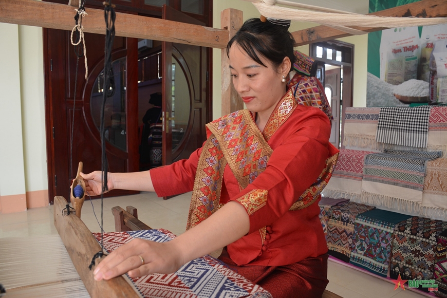 Đặc sắc Nghệ thuật trang trí trên trang phục người Lào ở Điện Biên