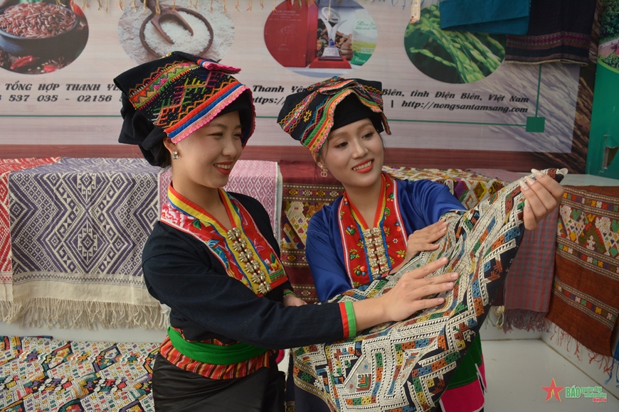 Đặc sắc Nghệ thuật trang trí trên trang phục người Lào ở Điện Biên