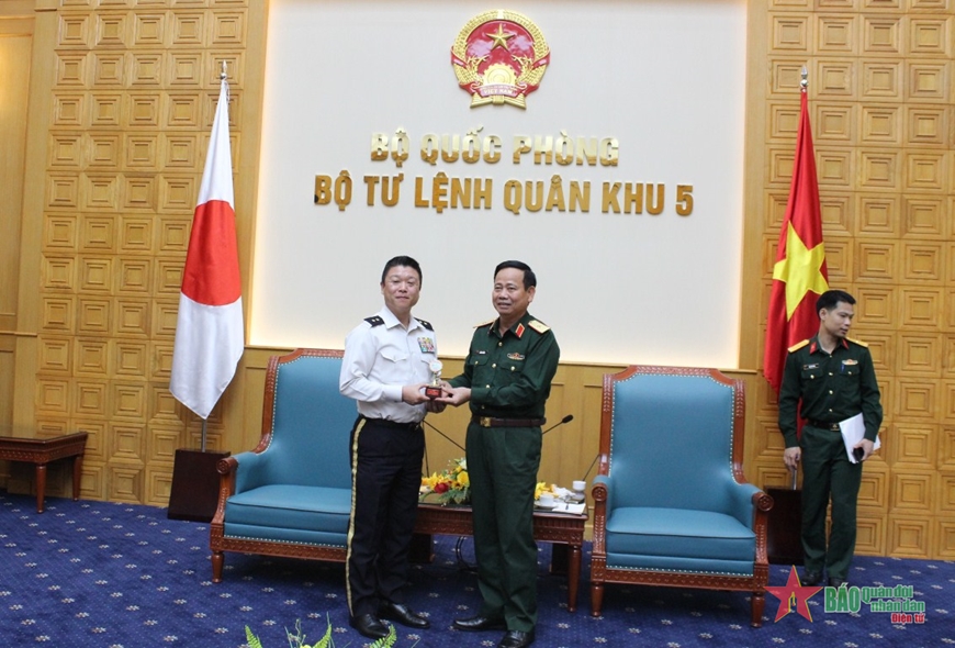 Đoàn công tác Lực lượng phòng vệ Nhật Bản thăm và chào xã giao Bộ tư lệnh Quân khu 5